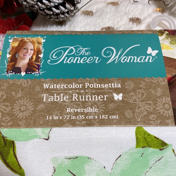 Pioneer Woman 🦋Reversible Poinsettia 🎄Table Runner, Brand New! 🎄 - Picture 3 of 8